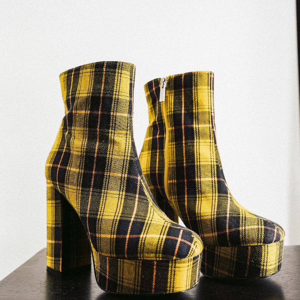 NEW FOREVER 21 . HEEL PLATFORM BOOTIES . SIZE 6